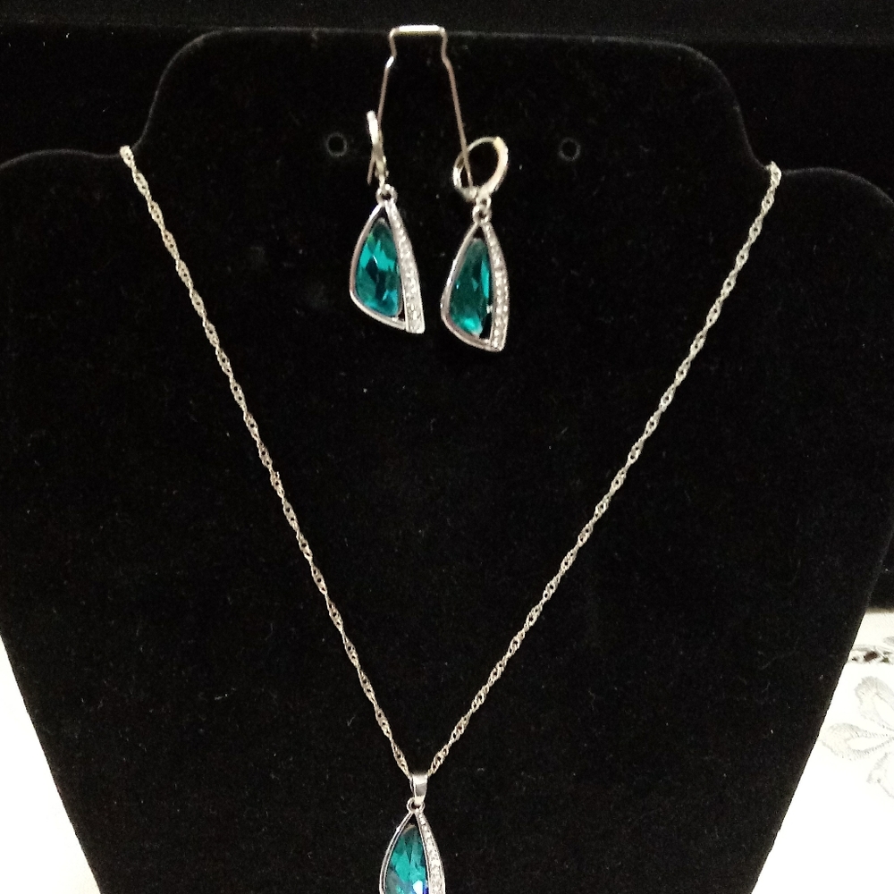 Beautiful Aqua Necklace and Earring Set